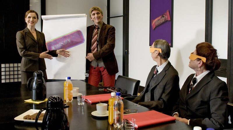 Fritz Fuchs (Guido Hammesfahr) unterstützt seine Schwester Suse (Eva Mannschott) mit einer genialen Werbeidee: der 3-D-Schokoriegel. – Bild: ZDF/​Antje Dittmann