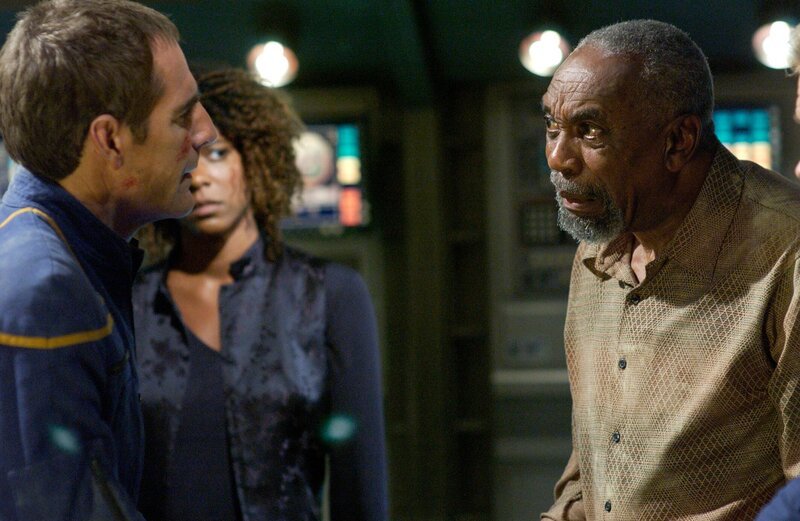 L-R: Captain Jonathan Archer (Scott Bakula), Dr. Emory Erickson (Bill Cobbs) – Bild: Paramount Pictures /​ SYFY