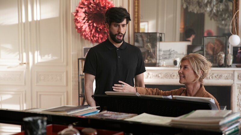 ONE TENOR – EINE STIMME, ZWEI WELTEN, am Samstag (17.10.2026) um 20:15 Uhr. Antoine Zerkaoui als MB14 (Mohamed Belkhir, l.) und Madame Loyseau (Michèle Laroque, r.) – Bild: WDR/Firstep/Darka Movies/Studiocanal/C8 Films ONE TENOR – EINE STIMME, ZWEI WELTEN, am Samstag (17.10.2026) um 20:15 Uhr. Antoine Zerkaoui als MB14 (Mohamed Belkhir, l.) und Madame Loyseau (Michèle Laroque, r.) – Bild: WDR/Firstep/Darka Movies/Studiocanal/C8 Films