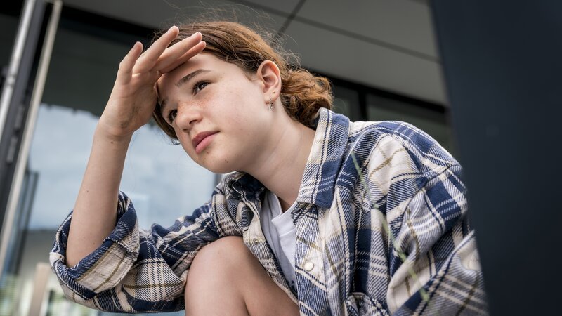 Leo verfolgt aufmerksam das Geschehen auf dem Spielfeld. – Bild: NDR/​Boris Laewen