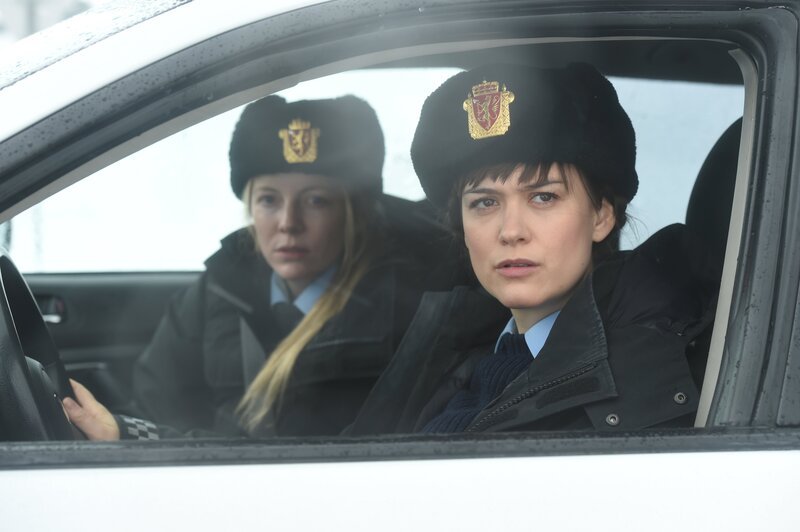 On left: PC Ingrid (Mia Jexen) and on right Petra (Alexandra Moen). – Bild: Steffan Hill