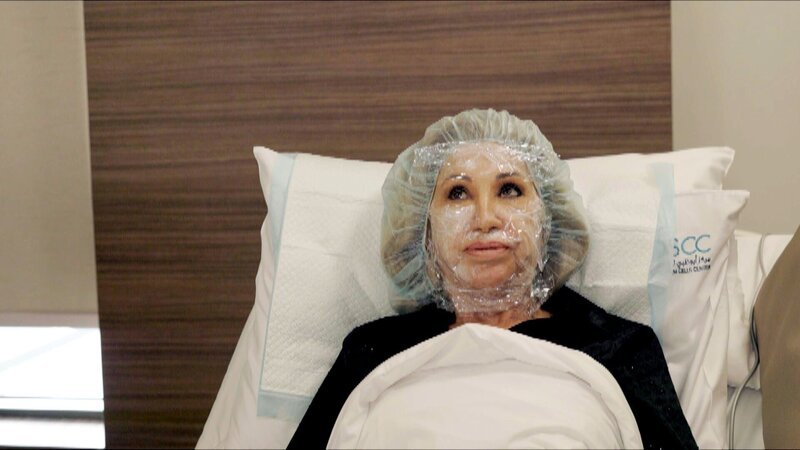 Carmen und Robert testen in Abu Dhabi Stammzellentherapien für Gesundheit und Schönheit. Nach Kreislaufproblemen bei Carmen folgt trotzdem das volle Programm – Bild: RTLZWEI