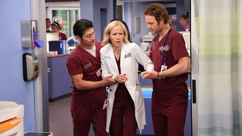 Chicago Med Staffel 8 Folge 1 Schwächeanfall: Brian Tee als Dr. Ethan Choi, Jessy Schram als Dr. Hannah Asher, Nick Gehlfuss als Dr. Will Halstead  Copyright: SRF/​NBC Universal – Bild:  SRF/​NBC Universal