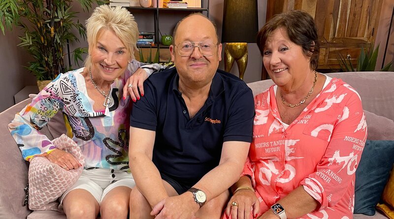 Doris Reichenauer, Bademeister Schaluppke und Petra Binder sitzen auf der Couch. – Bild: SWR