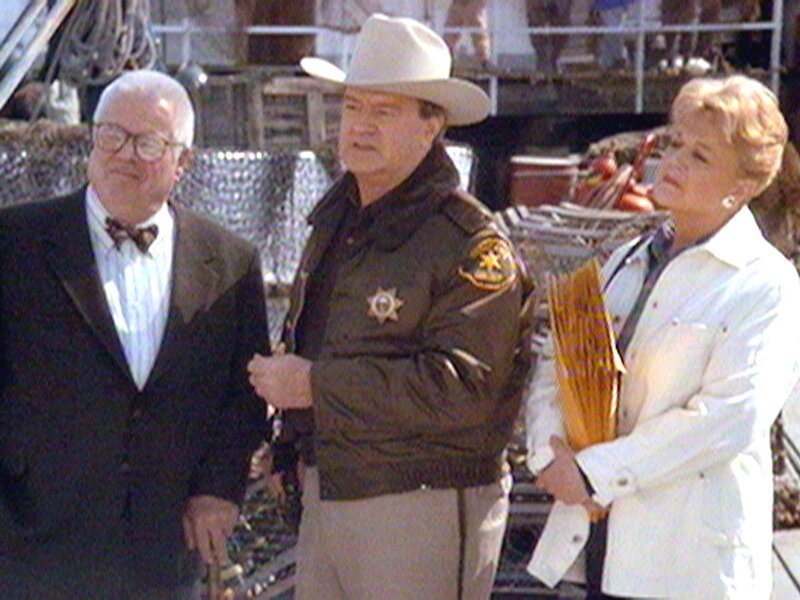 Jessica (Angela Lansbury) hilft Mort Metzger (Ron Masak) und Seth Hazlitt (William Windom) bei der Aufklärung des Mordfalls. – Bild: Sat.1 Gold