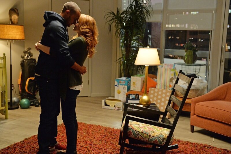 Freuen sich auf eine gemeinsame Zukunft zu dritt: Jackson (Jesse Williams, l.) und April (Sarah Drew, r.) … – Bild: American Broadcasting Companies, Inc.