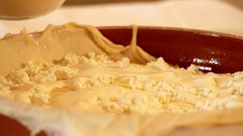 Die Zubereitung einer Topfengibanica in der Pramursker Region in Slowenien. – Bild: ORF/​Produktion West/​Gerhard Mader