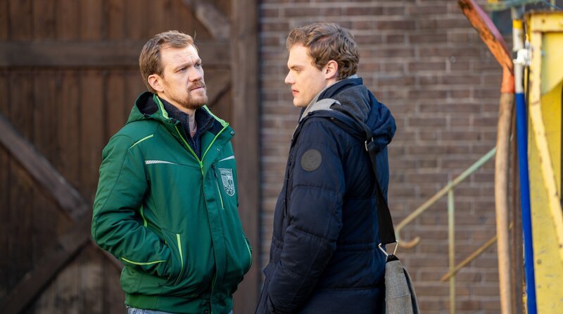 Philipp (Phillipp Schneider, KLD, rechts) stellt Charly (Nils Kreutinger, links) zur Rede, weil er befürchtet, dass Charly sich nicht an sein Versprechen gehalten hat. – Bild: BR/​Ewa Wiese