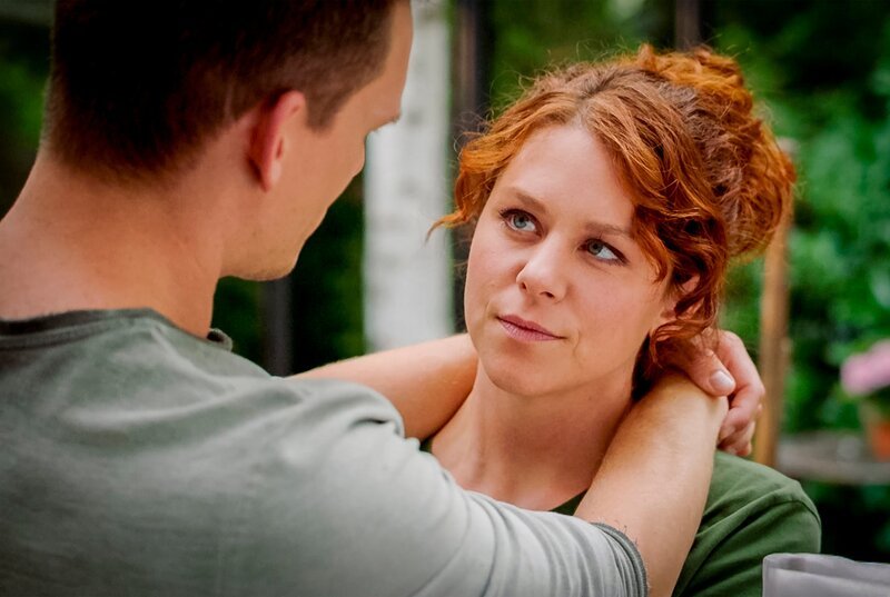 Marlon (Frederik Bott, l.) umarmt Fanny (Johanna Graen, r.) verliebt. – Bild: ARD/​WDR/​Christof Arnold