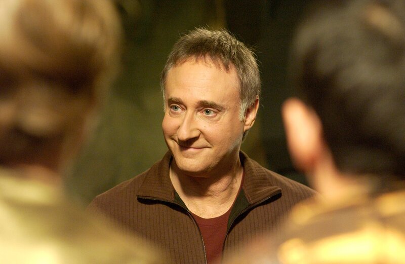 Dr. Soong (Brent Spiner, M.) begibt sich mit seinen Kindern zur Cold Station 12 und sinnt nun auf einen Plan, wie er sie einnehmen kann, ohne jemanden zu töten. – Bild: CBS Studios Inc. /​ SYFY