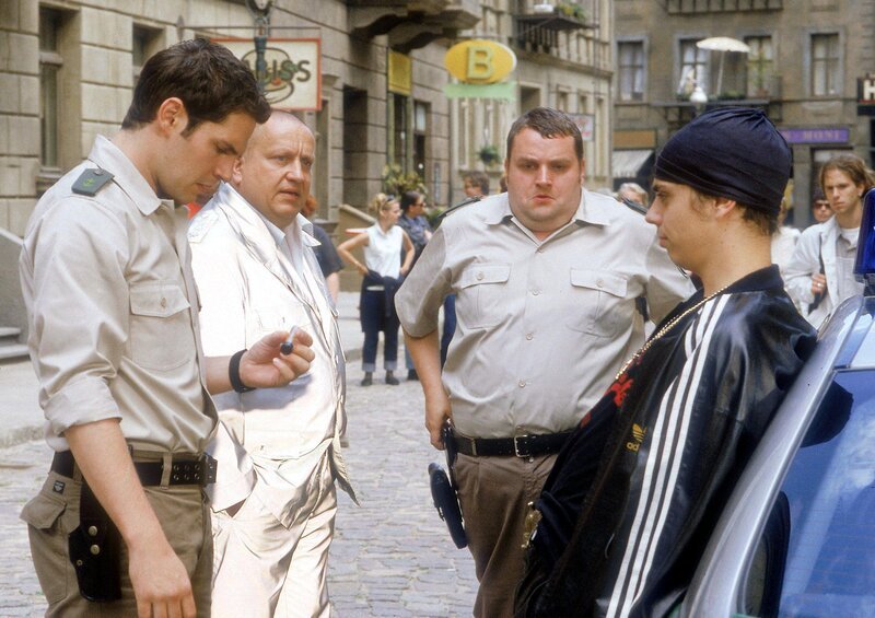 Tobias (Manuel Witting, li.) verhaftet Milan (Richard Kropf, re.), der in Tobias’ Viertel Crack geraucht hat. Als Lutz (Udo Kroschwald, 2.v.li.) noch lebte, hat es sowas in dieser Gegend nicht gegeben. Müller (Christoph-Hagen Dittmann, 2.v.re.) kommt von seiner ‚Zwischenmahlzeit‘. – Bild: ORF