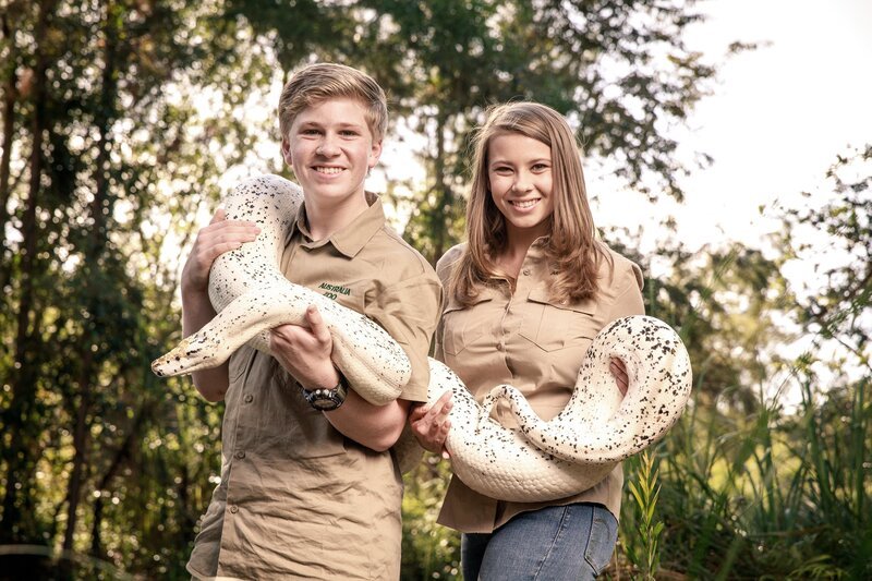 Robert and Bindi Irwin at the Australia Zoo. – Bild: PLURIMEDIA (Discovery Communications, Inc)
