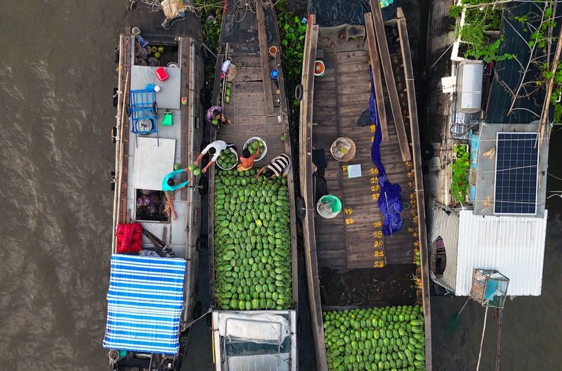 Von kleinen und großen Booten aus verkaufen die Einwohner der gesamten Region beispielsweise Wassermelonen. – Bild: Tournez S’il Vous Plaît