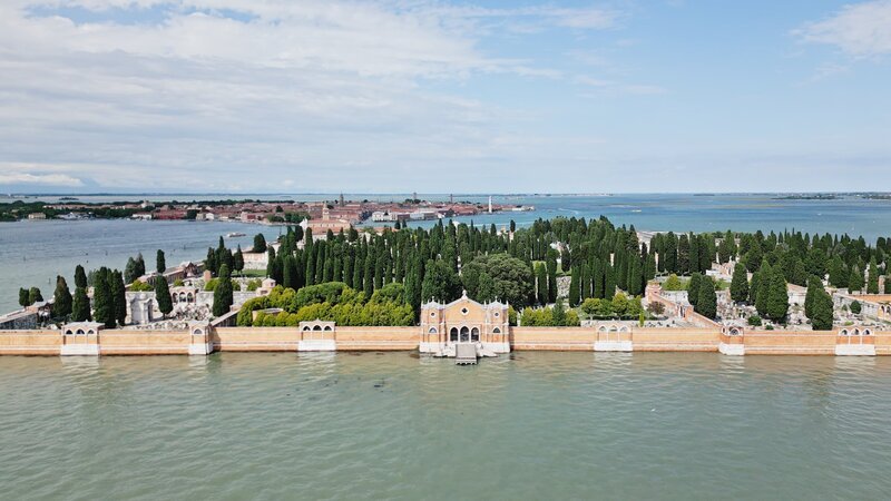 Blick von der Lagune auf die Friedhofsinsel von Venedig. – Bild: BR /​ ZDF