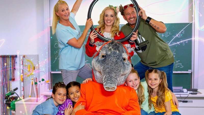 Diese Physikstunde vergisst niemand: Die TanzAlarm-Crew wirbelt mal wieder die Schule auf. – Bild: KiKA/​ZDF/​Ron Bergmann