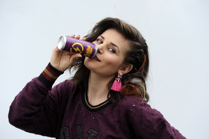 Sie wird von ihren Fans vergöttert, von ihren Sponsoren instrumentalisiert: YouTuberin Nana (Joyce Ilg) stirbt bei einer Explosion während der Liveübertragung eines ihrer Videos. Ein verheerender Unfall oder eiskalter Mord? – Bild: SAT.1 /​ Bernd Spauke