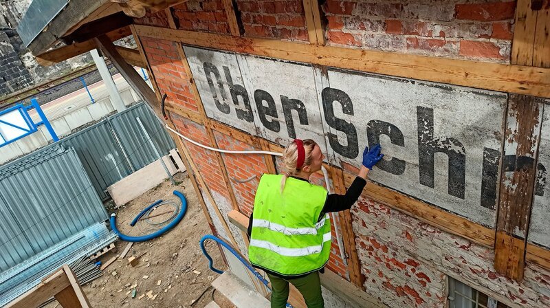 „Poniemiecki“, ehemals deutsch, werden manche Orte, Häuser und Alltagsgegenstände in Westpolen genannt. Millionen Deutsche hatten sie zurückgelassen, als sie um 1945 ihre Heimat verließen. Fast 80 Jahre später engagiert sich eine junge polnische Generation für das einst verhasste Erbe der Deutschen und entdeckt die Geschichte ihrer Heimat neu. – Luiza Kostańska ist Restauratorin aus Breslau. – Bild: rbb