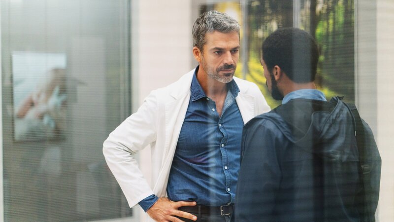 DOC – Es liegt in deinen Händen Staffel 2 Folge 16 Unter vier Augen: Luca Argentero als Dr. Andrea Fanti, Alberto Boubakar Malanchino als Dr. Gabriel Kidane – Bild: SRF/​SONY Pictures