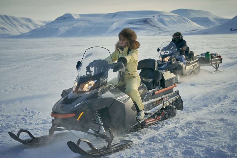 On the left: Natalie Yelburton (Sienna Guillory). – Bild: Robert Viglasky Pr /​ Sky UK Ltd