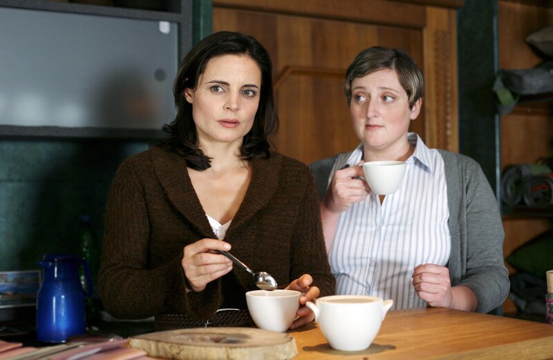 „Lilly Schönauer: Liebe gut eingefädelt“, Beatrice, die junge Geschäftsführerin einer exklusiven Textilmanufaktur, muss um das Überleben ihres Unternehmens kämpfen – auch innerfamiliär. Im Bild (v.li.): Elisabeth Lanz (Beatrice Brunnhausen), Veronika Polly (Agnes). – Bild: ORF/​BAVARIA-Film/​Petro D