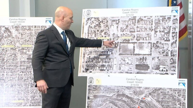 Detektiv, der ein Gebiet in einer Karte anzeigt. – Bild: Sky Crime (ITAL)