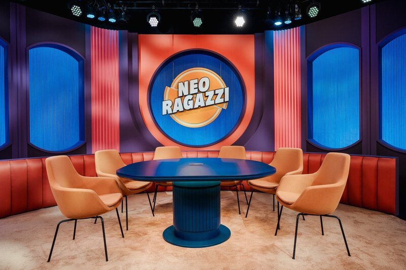 Die Anzahl der Stühle gibt den Hosts einen ersten Hinweis, wie viele Gäste sie heute erwarten dürfen. – Bild: ZDFneo