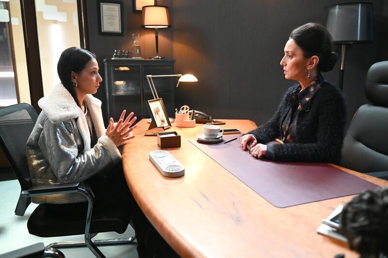 Charlotte „Charlie“ (Shaolyn Fernandez) ist fassungslos darüber, was Simone (Tatjana Clasing) von ihr verlangt. – Bild: RTL /​ Julia Feldhagen /​ Kampf um Kilian