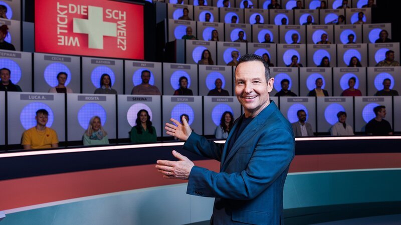 Moderator Claudio Zuccolini – Bild: SRF/​Gian Vaitl