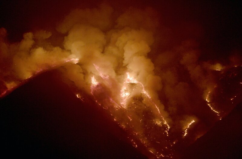 Ein Bergrücken in Andalusien steht nachts in Flammen. Allerdings gehören Waldbrände hier zum natürlichen Rhythmus der Erneuerung. – Bild: BR/​ruebefilm/​Manuel Castro
