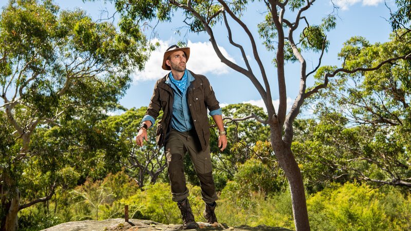 Coyote Peterson hiking across rock. – Bild: Discovery Communications, LLC/​Jordan Engle