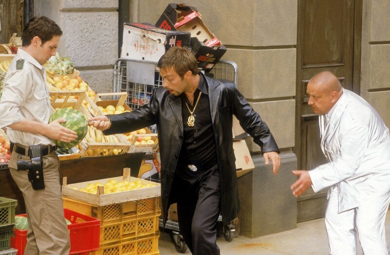 Der halbseidene Dragan (Aleksandar Jovanovic, Mi.) versucht Tobias (Manuel Witting, li.) vor dem Gemüseladen, den er erpressen wollte, nieder zu stechen. Doch Tobias Schutzengel Lutz (Udo Kroschwald) gibt ihm mal wieder in den richtigen Momenten wichtige Tipps. – Bild: ORF 2