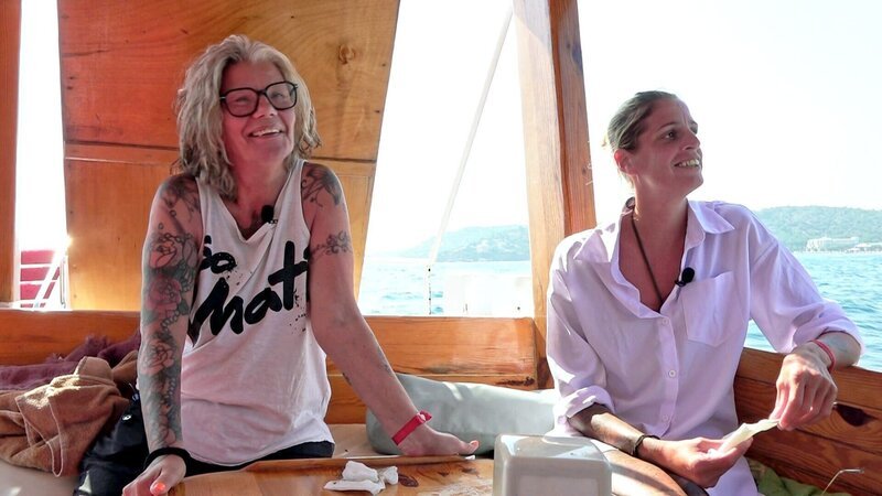 Beate (li.) und Mel machen einen Bootsausflug – Bild: RTLZWEI