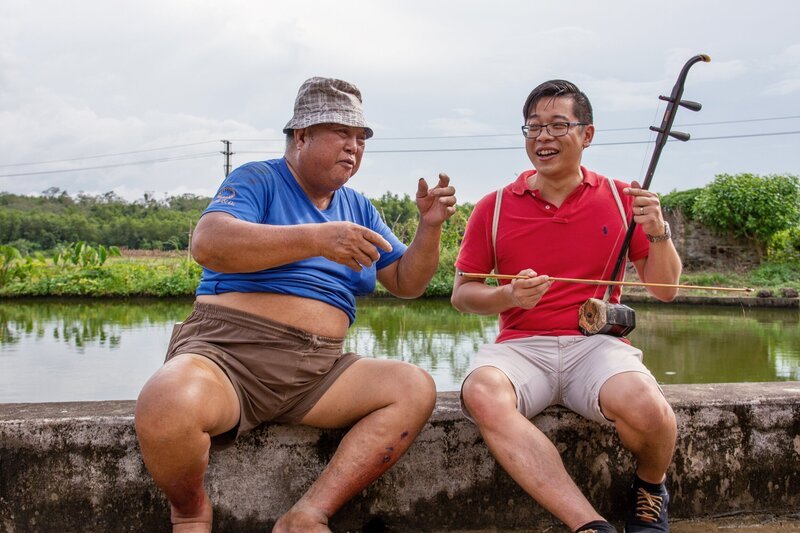 Meine fremde Heimat  China Yancey (r.) übt auf dem traditionellem Instrument „Erhu“ 2020 – Bild: SRF
