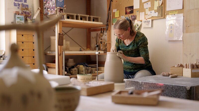 Andrea Schürgut, Keramikerin und Trauerbegleiterin. – Bild: NDR/​Eddy Zimmermann