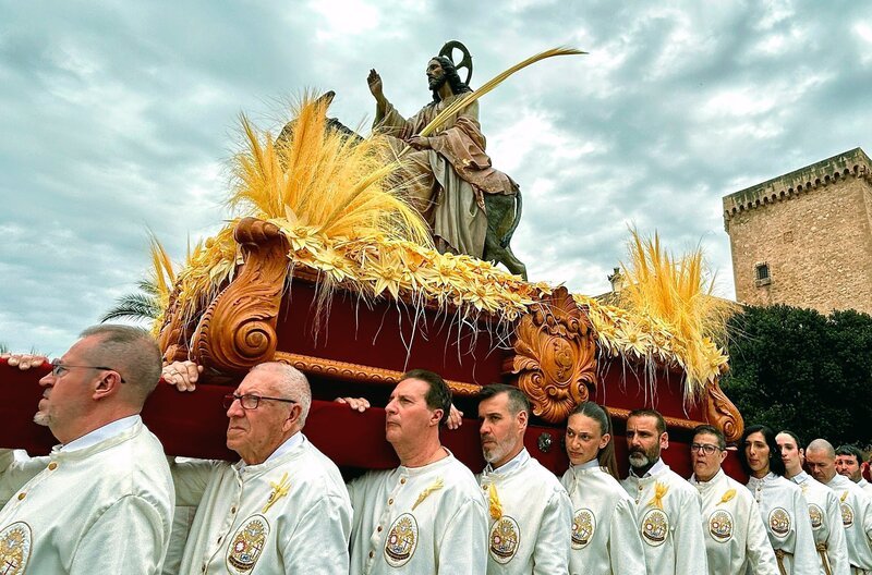 Bei der Prozession am Palmsonntag in Elche wird Jesus auf dem Esel reitend durch die Stadt getragen. An der Costa Blanca gibt es während der „Semana Santa“ überall Inszenierungen der Ostergeschichte. – Bild: SWR/​Kirsten Ruppel