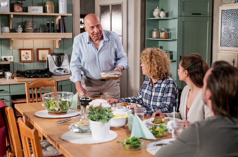 Franz besticht die Familie mit seinen Kochkünsten. v.li.: Franz (Edgar-M. Marcus), Bea (Christiane Brammer), Jenny (Julia Obst), Sebastian (Dominik Stricker). – Bild: SWR/​Christian Koch