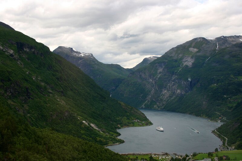 Die MS Delphin im Geiranger-Fjord – Bild: PHOENIX/​Radio Bremen
