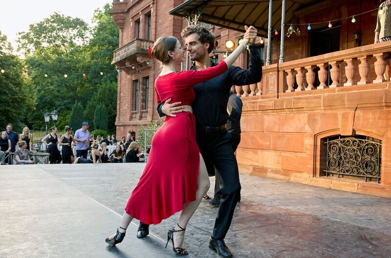 Hannes Großmann (Pascal Houdus) und Katrin Sommer (Maude Andrey) haben sich beim Tangotanzen kennen- und lieben gelernt. Doch plötzlich erhält er von ihr nur noch böse SMS-Nachrichten, Drohungen und Beschimpfungen. Was steckt dahinter? – Bild: ZDF/​Manju Sawhney