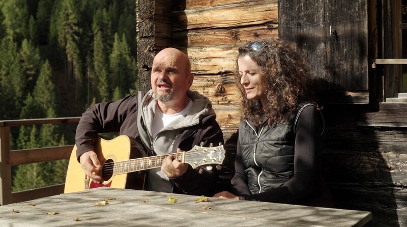 Bluatschink musizieren auf der Alm. – Bild: embfilm /​ ORF /​ Dominik Walser