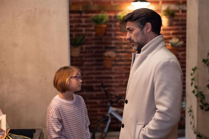 Ferhat (Harun Yildirim) lässt es nicht kalt zu hören, wie sehr Ute unter der Trennung leidet. Links: Maja. – Bild: RTL /​ Dennis-Alexander Hundt