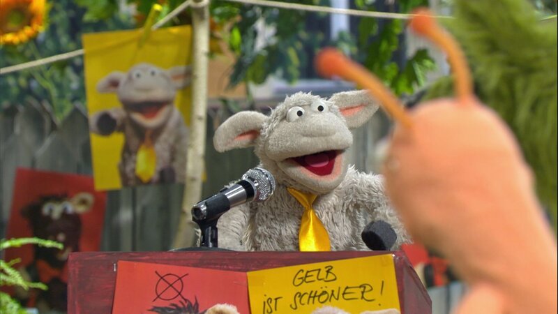 Wolle möchte die Möhre gelb streichen. – Bild: NDR/​Sesame Workshop