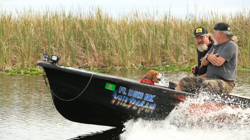 Dusty Crum (l.), Jay Starr (r.) und Riley der Hund auf dem Boot. – Bild: Discovery Communications LLC