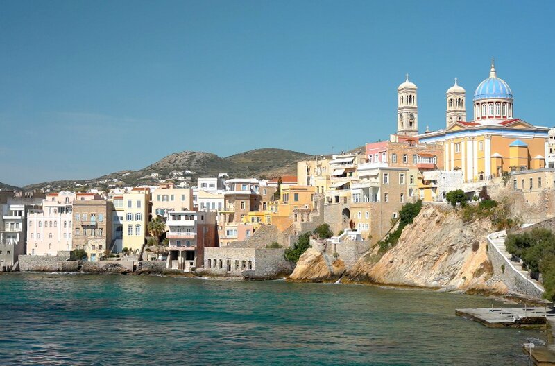 Auf der Insel Syros ertönen auch heute noch die hellen Klänge der Bouzouki, eines der wichtigsten Instrumente der griechischen Volksmusik. – Bild: Elephant Doc
