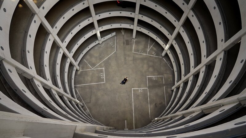 Mit einer sogenannten Doppelhelix, auf der die Autos auf der einen Seite hoch und auf der anderen Seite wieder runterfahren können, ist Mitte der 60er Jahre das Parkhaus eine moderne Sensation. – Bild: ORF/​3B-Produktion GmbH/​Chris Valentien