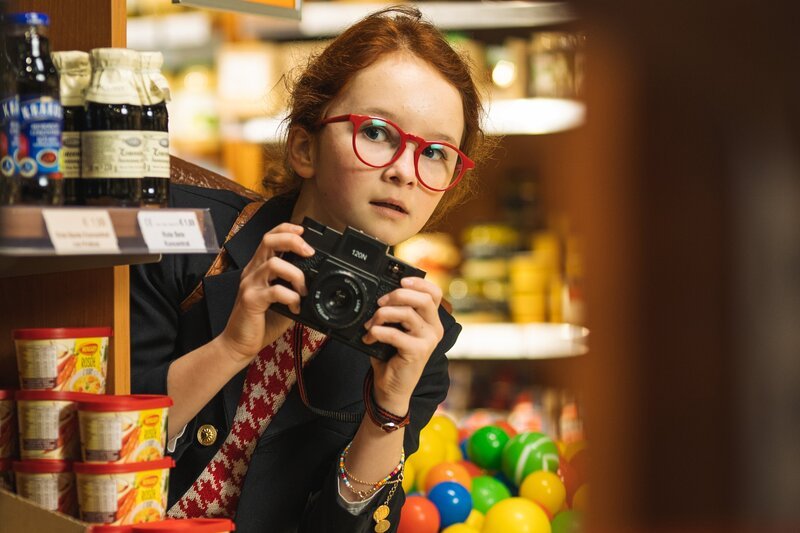 Rima (Lisa Marie Trense) fotografiert Lucy (Valerie/Violetta Arnemann) beim Klauen, um Beweise zu sammeln, dass Lucy was Böses vorhat. – Bild: NDR/Daniel Dornhoefer/2022-INDIFilm Rima (Lisa Marie Trense) fotografiert Lucy (Valerie/Violetta Arnemann) beim Klauen, um Beweise zu sammeln, dass Lucy was Böses vorhat. – Bild: NDR/Daniel Dornhoefer/2022-INDIFilm