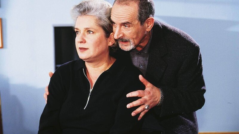 Hagen Keyser (Klaus Hoser), der jetzt als neuer Psychologe in Reutlitz angestellt ist, verspricht Uschi (Barbara Freier), sie endlich in ein „besseres“ Leben – den Tod – zu führen. – Bild: RTL