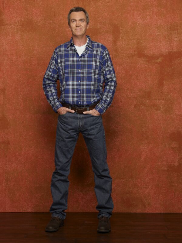 (2. Staffel) – Im Steinbruch schuftet er täglich für seine Familie: Mike (Neil Flynn) … – Bild: Warner Brothers Lizenzbild frei