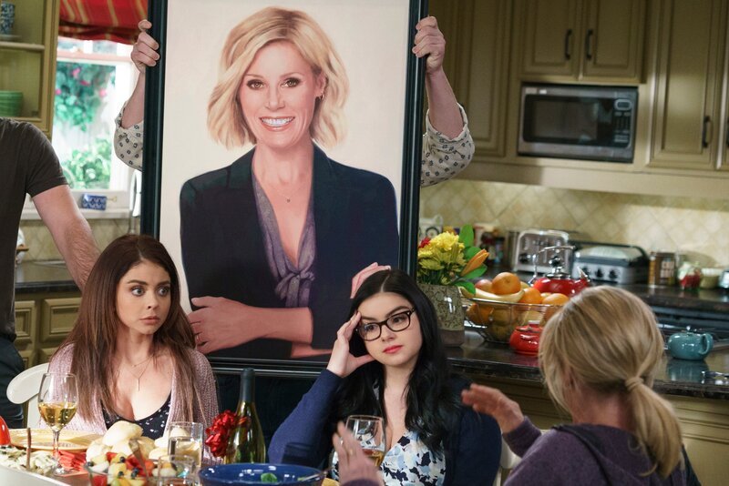 L-R: Haley Dunphy (Sarah Hyland), Alex Dunphy (Ariel Winter), Claire Dunphy (Julie Bowen) – Bild: Comedy Central