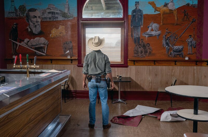 Jay (Mark Coles Smith) stößt bei den Ermittlungen in seiner Heimatstadt auf dunkle Schatten der Vergangenheit: strukturellen Rassismus und Gewalt gegen Aborigines. – Bild: ZDF /​ David Dare Parker /​ All3Media International