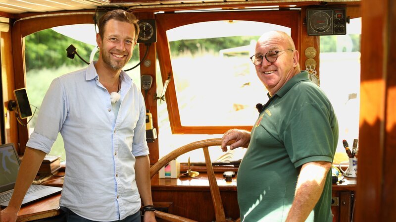 Moderator Arndt Reisenbichler (links) mit Günther Mickan (rechts) auf dessen Hausboot. – Bild: SWR/​Thomas Keck /​ SWR Presse/​Bildkommunikation